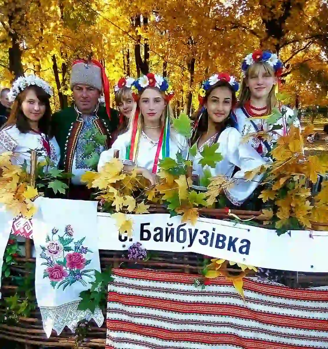 Педагог С. Михайлищук з учнями на осінньому ярмарку