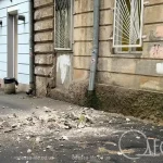 Осколки покрівлі на пішохідній зоні: якою постала центральна частина Одеси після проливного дощу (серія світлин)