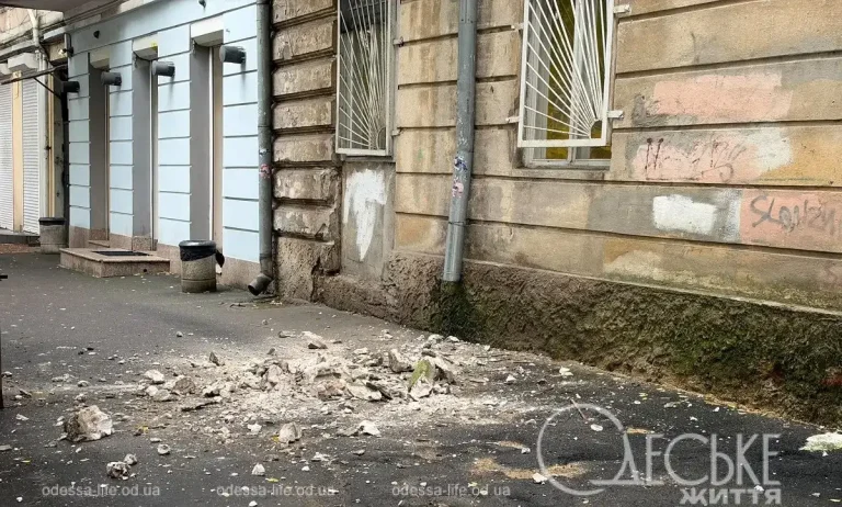 Осколки покрівлі на пішохідній зоні: якою постала центральна частина Одеси після проливного дощу (серія світлин)