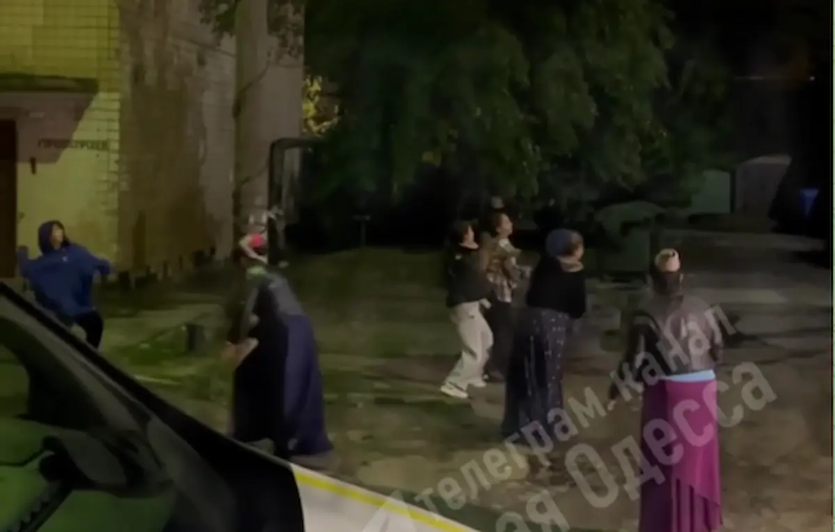 У Одесі натовп швиркав каміння в споруду ТЦК — причетних до безладів узяли під варту, є кадри