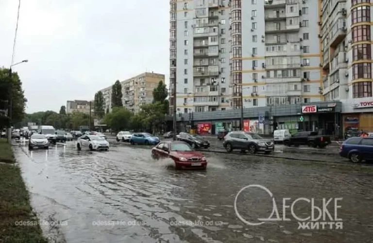 Після сильних дощів в Одесі підтоплюються подвір'я — у яких частинах міста найгірше відводиться дощова вода