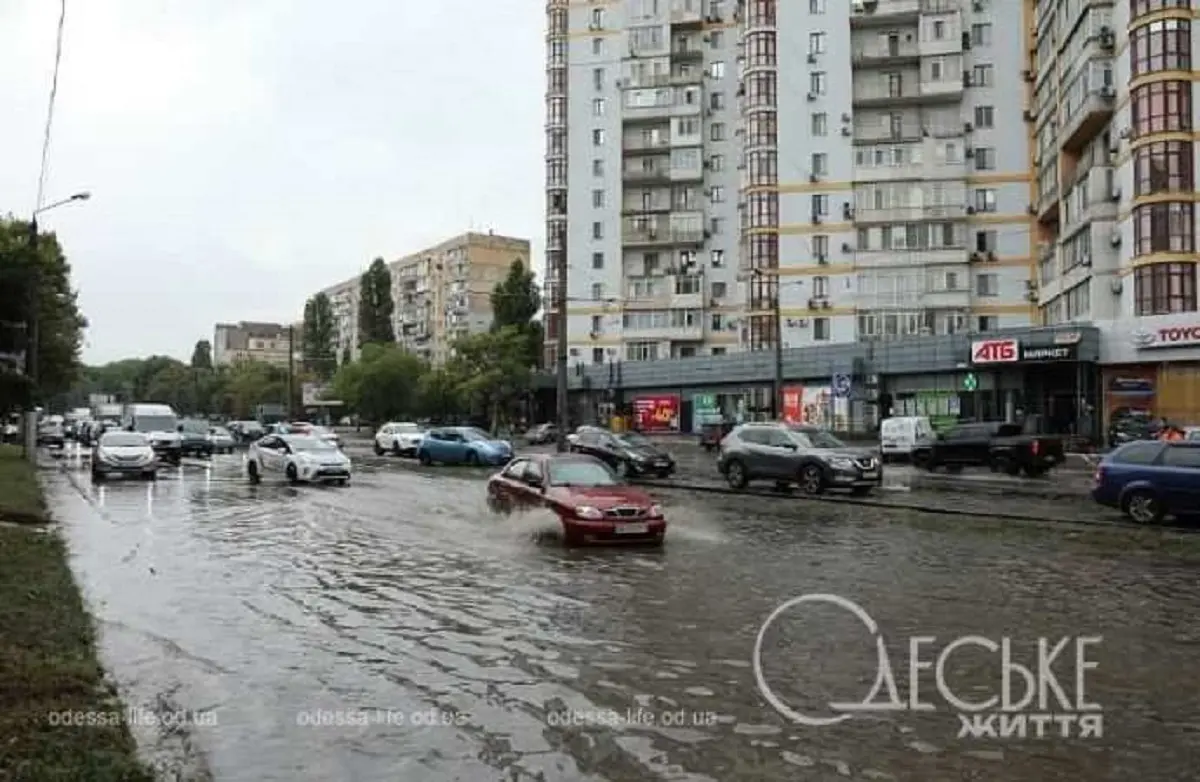 Після сильних дощів в Одесі підтоплюються подвір'я — у яких частинах міста найгірше відводиться дощова вода