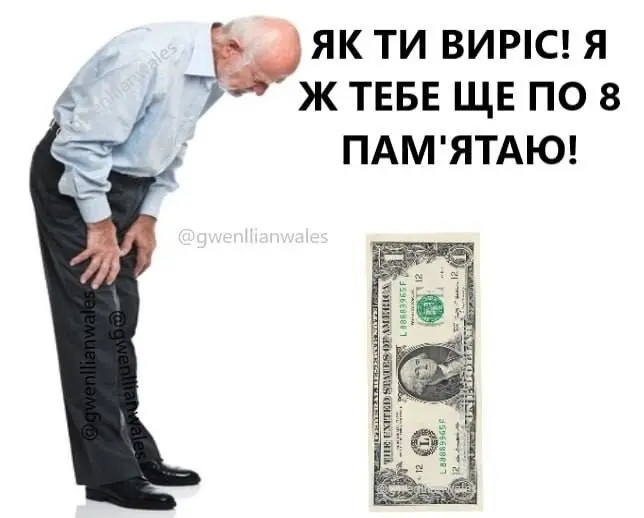 Пожилой мужчина наклонился и разглядывает купюру в один доллар