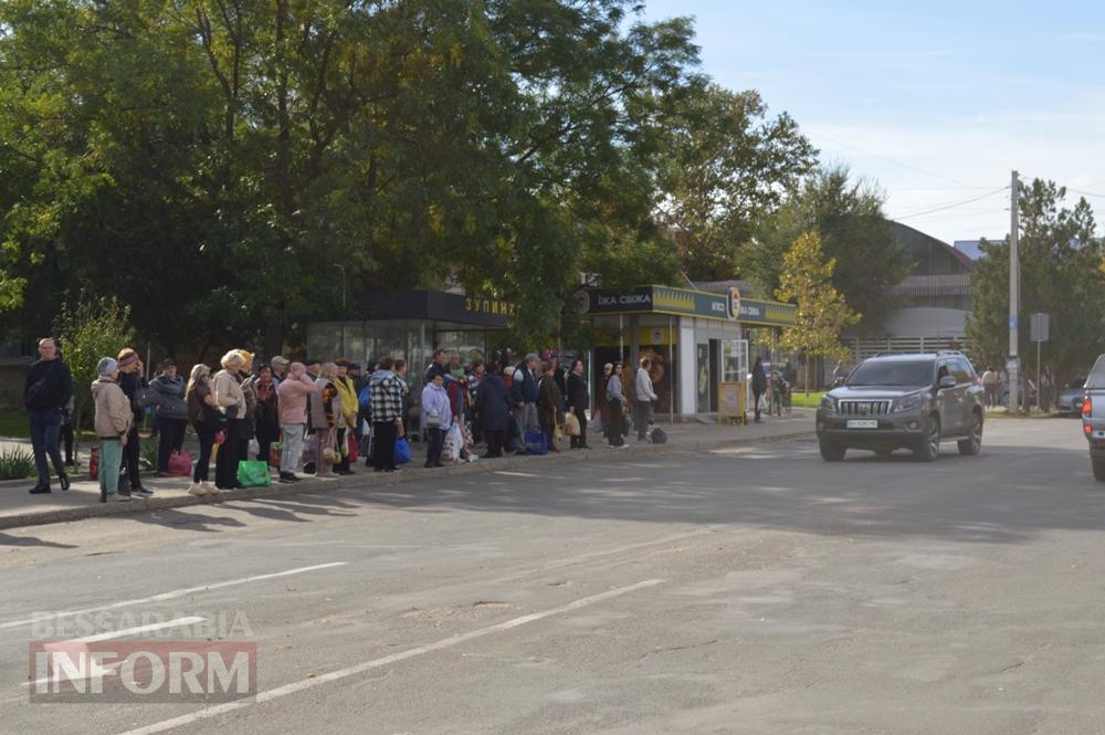 Пасажири на зупинці соціального автобуса