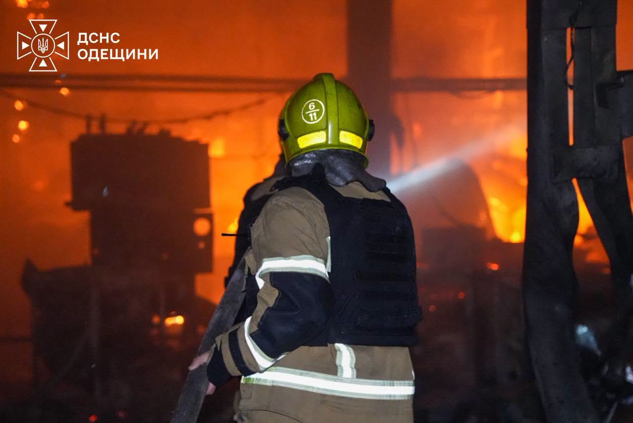 Ворог двічі атакував підприємство Одещини під час гасіння пожежі