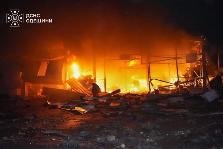 Під час ліквідації пожежі на підприємстві в Одеській області ворог здійснив дворазові напади