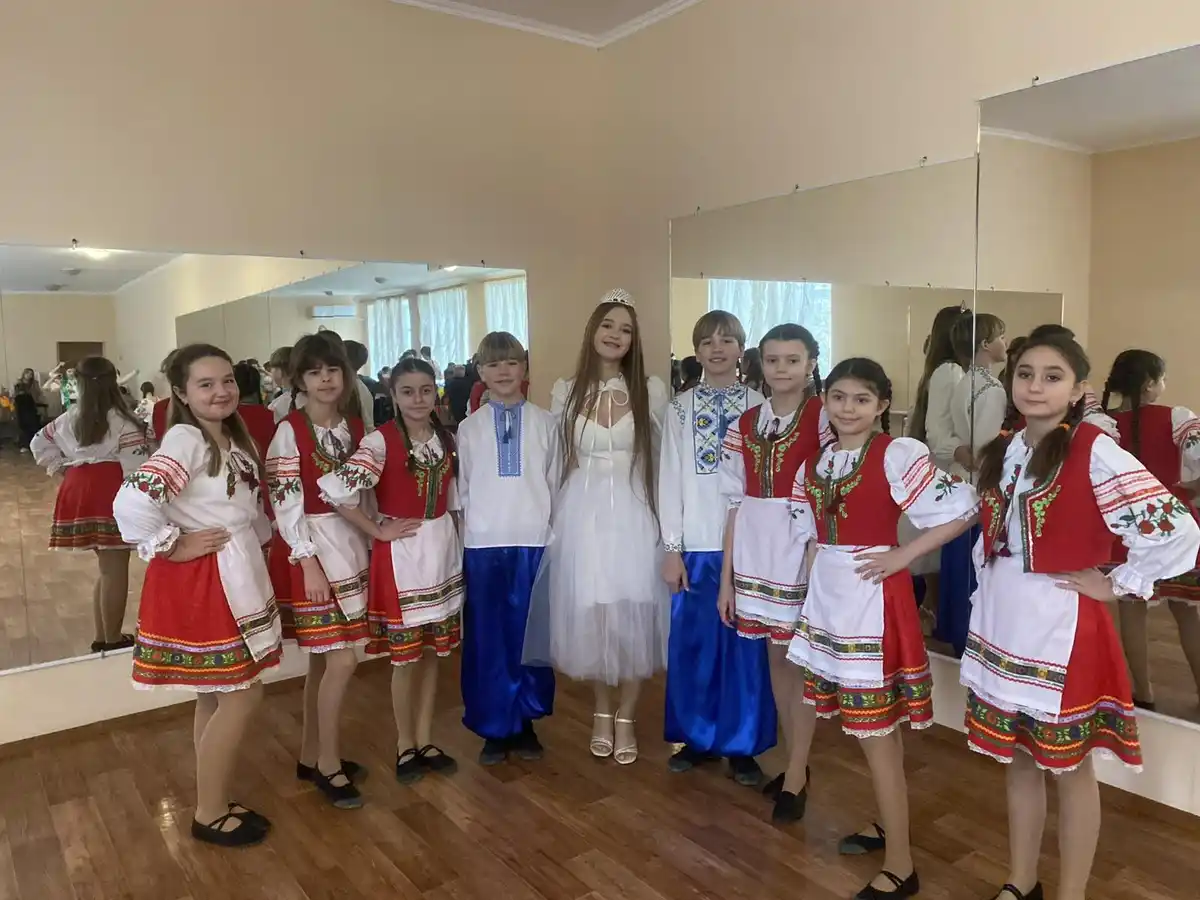 Колектив Талісман, середня група, в центрі Тамара Крайняк