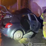 В Одесі машина зіткнулася з електроопорою: кермувальник помер, 15-річного підлітка витягли служби порятунку