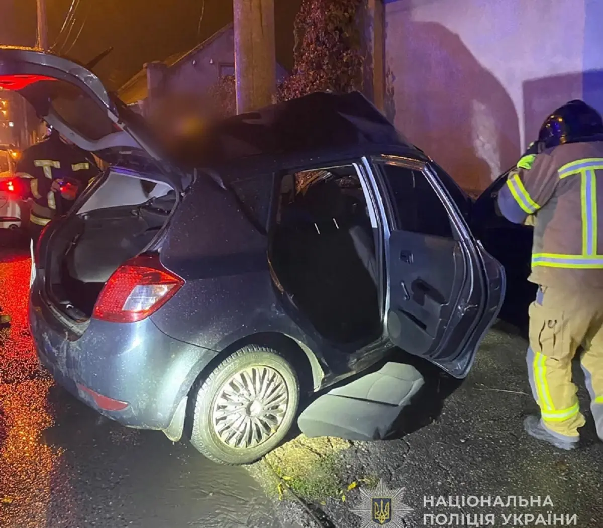 В Одесі машина зіткнулася з електроопорою: кермувальник помер, 15-річного підлітка витягли служби порятунку