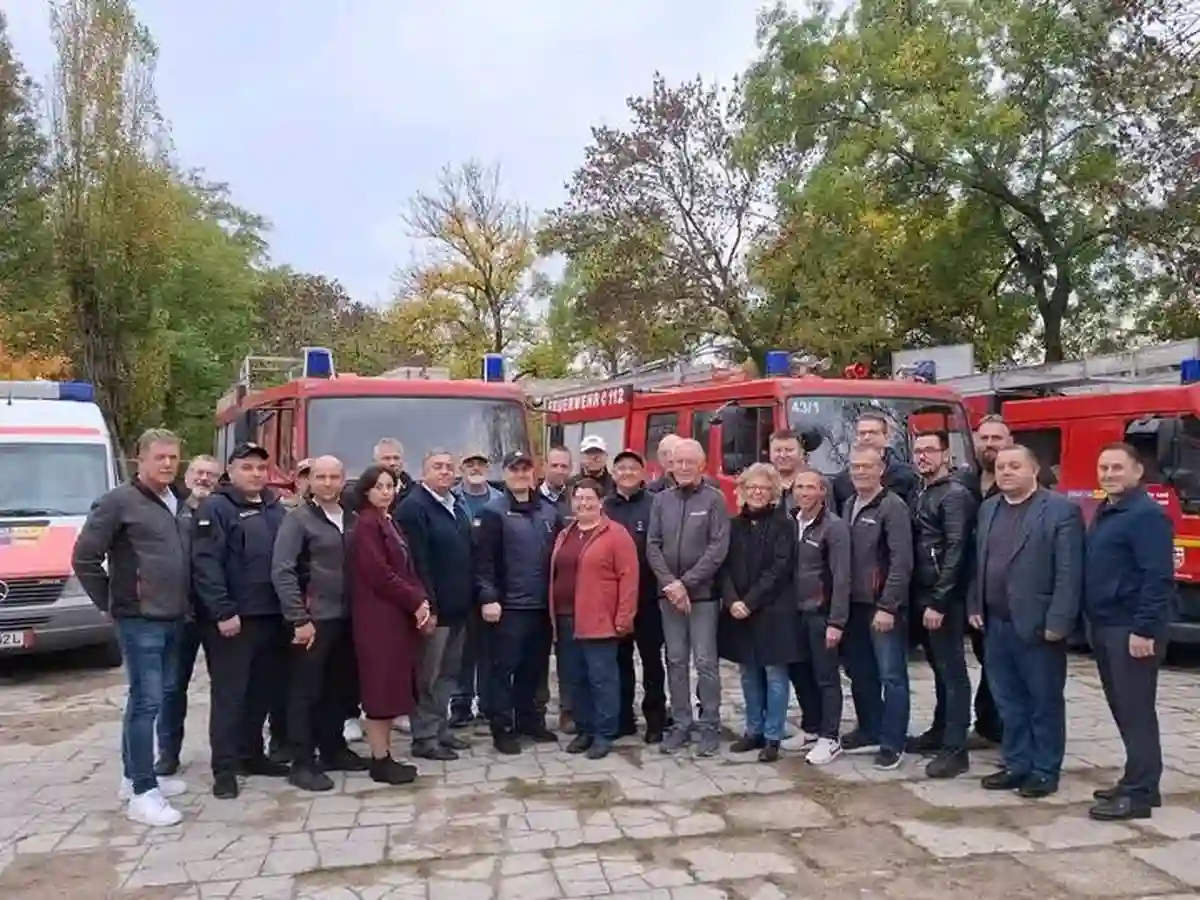 Групове фото на передачі машин громадам і бессарабським рятівникам