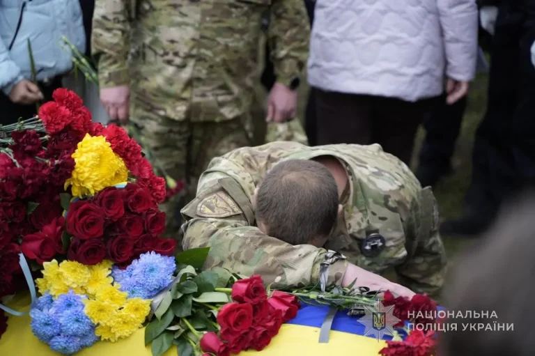 В Одеській області в останню путь провели 21-річного правоохоронця Дмитра Колондяка, якого привезли у труні