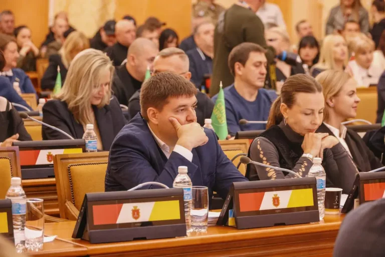 В Одесі відхилили ініціативу про тимчасову заборону культурних творів російською — люди скандували «Ганьба!»