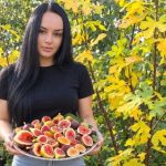 Колишня жителька житла в Ізмаїлі облаштувала незвичайний сад із фіговими деревами для зниження напруги