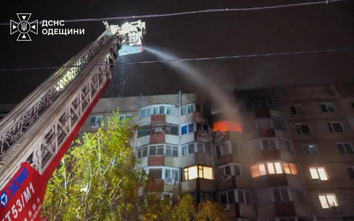 Мешканець помер в оселі, охопленій полум'ям, у висотному житловому будинку в Одесі ()