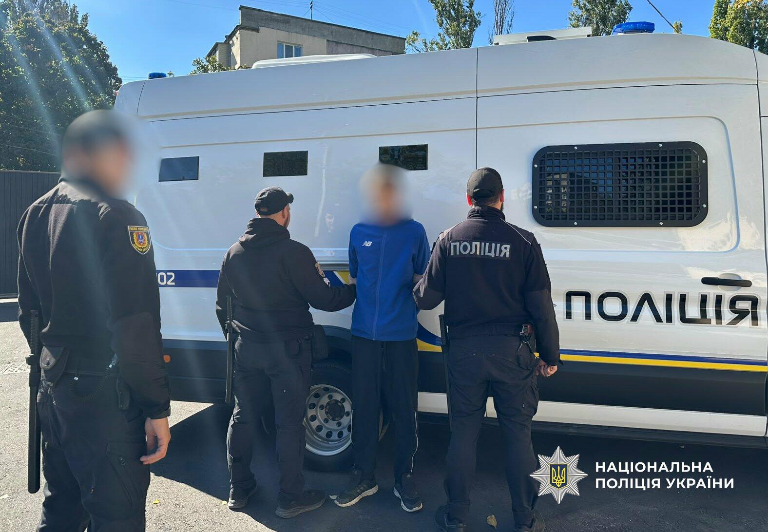 29-річного затримали в Одесі за те, що увірвався до квіткової крамниці й погрожував її власниці