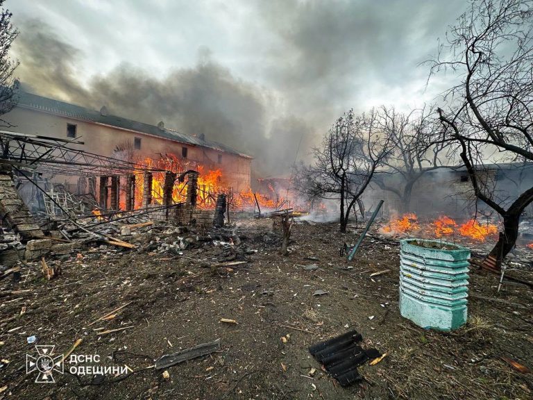 Більше п'ятдесяти працівників оперативних служб усували пошкодження після атак Росії на Одещині