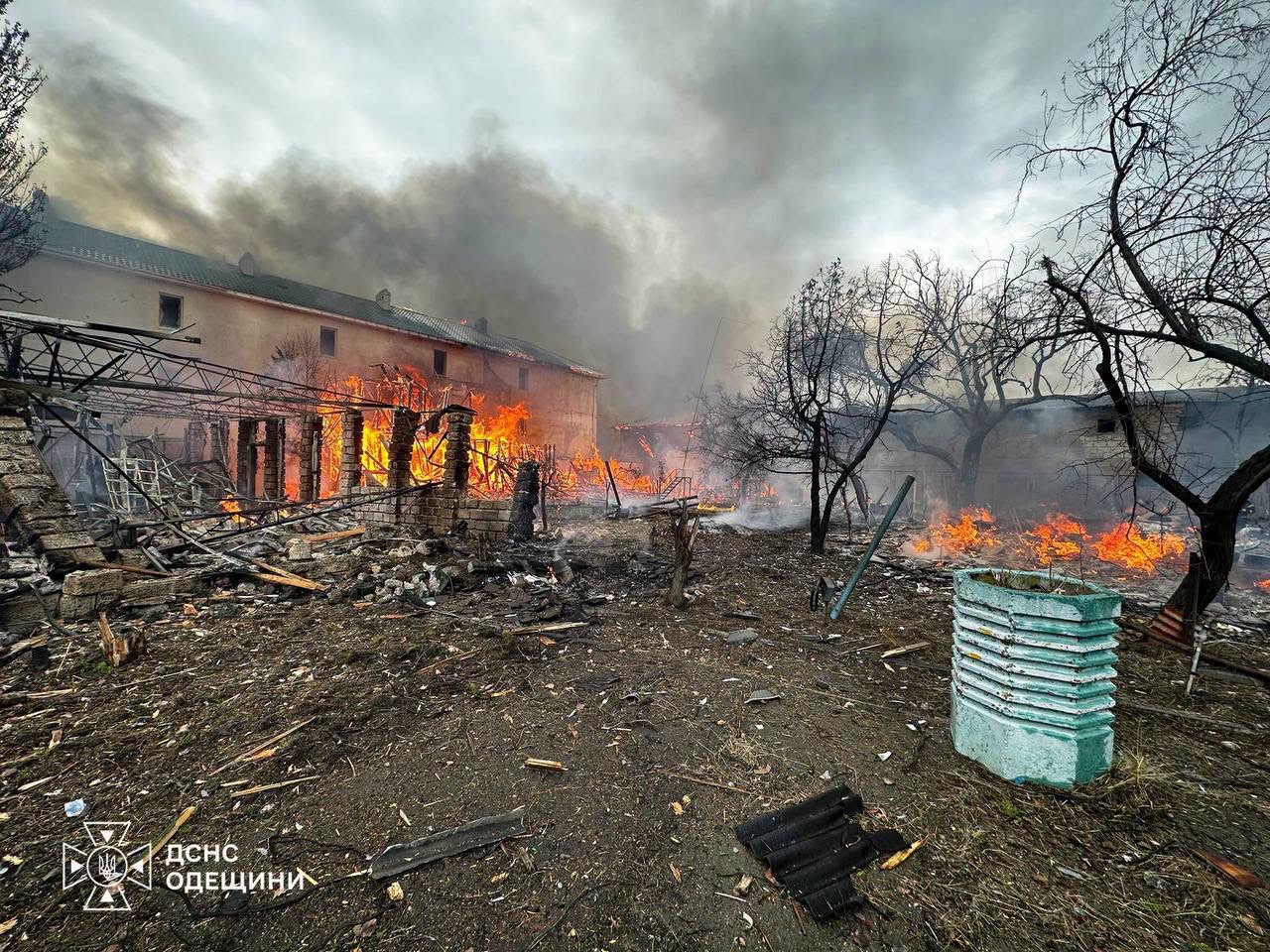 Більше п'ятдесяти працівників оперативних служб усували пошкодження після атак Росії на Одещині