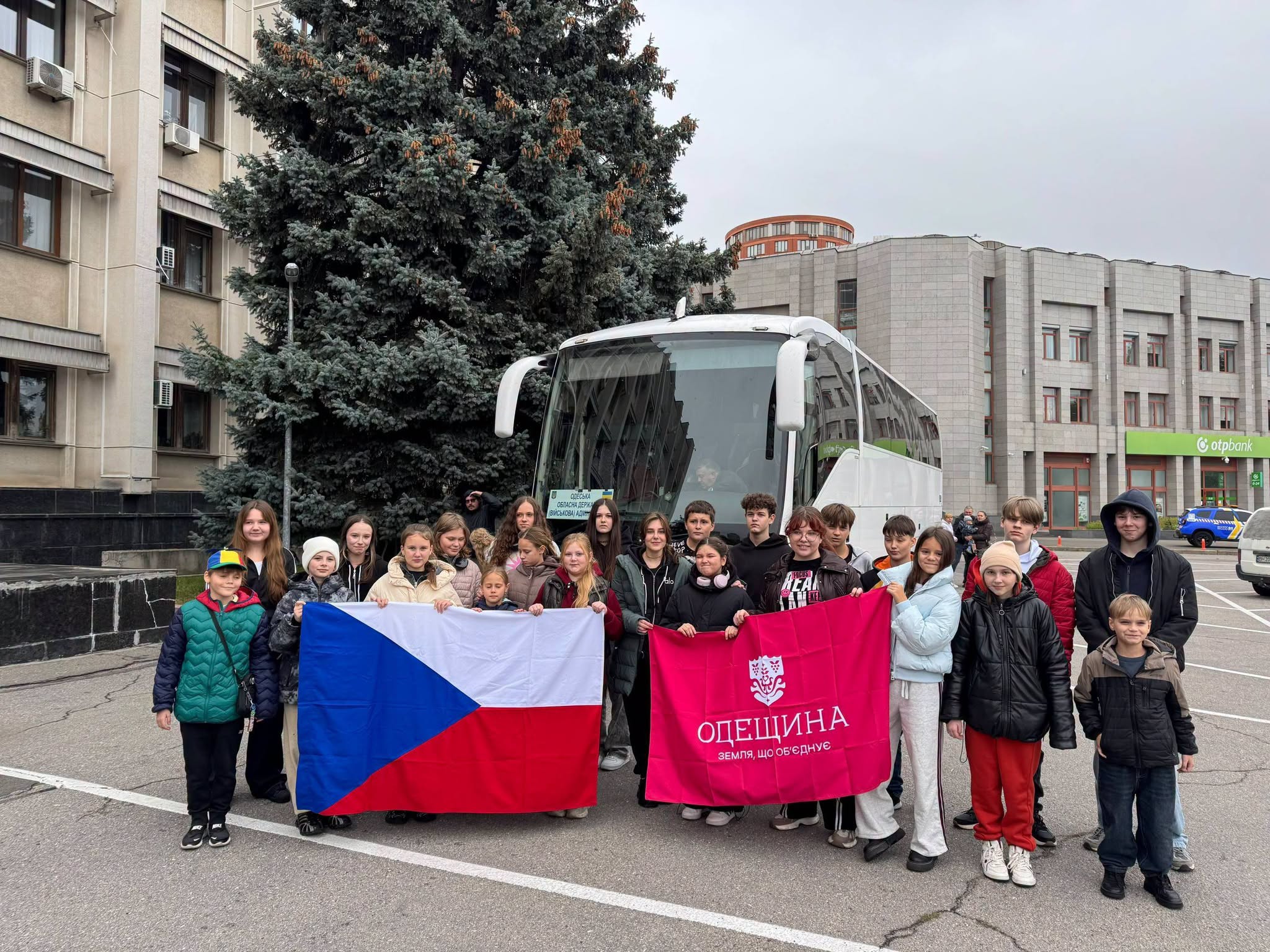 Діти медичних працівників з Одещини вирушили у тижневу подорож до Чехії