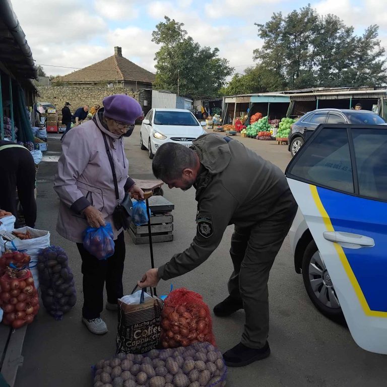 Людяність, що наповнює теплом: підтримка пенсіонерів продуктовими наборами від соціальних служб