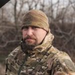 Місцеві мешканці віддають шану загиблому захиснику