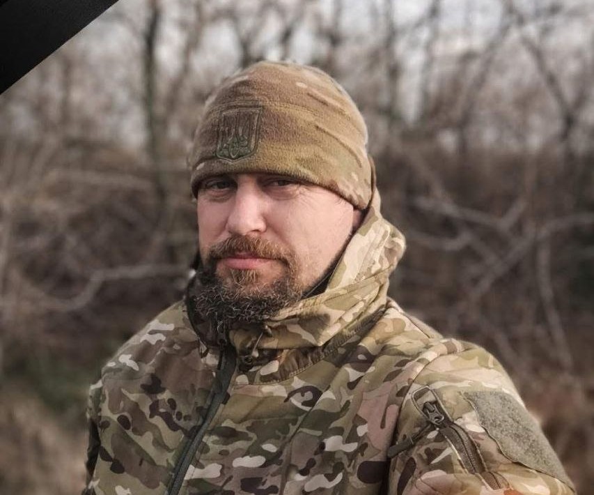 Місцеві мешканці віддають шану загиблому захиснику