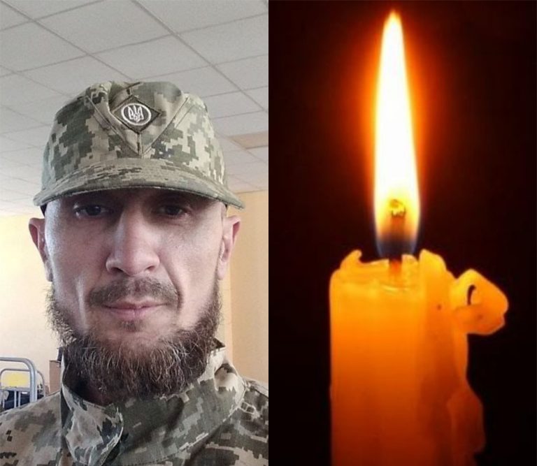 Місцеві жителі віддають шану загиблому захиснику