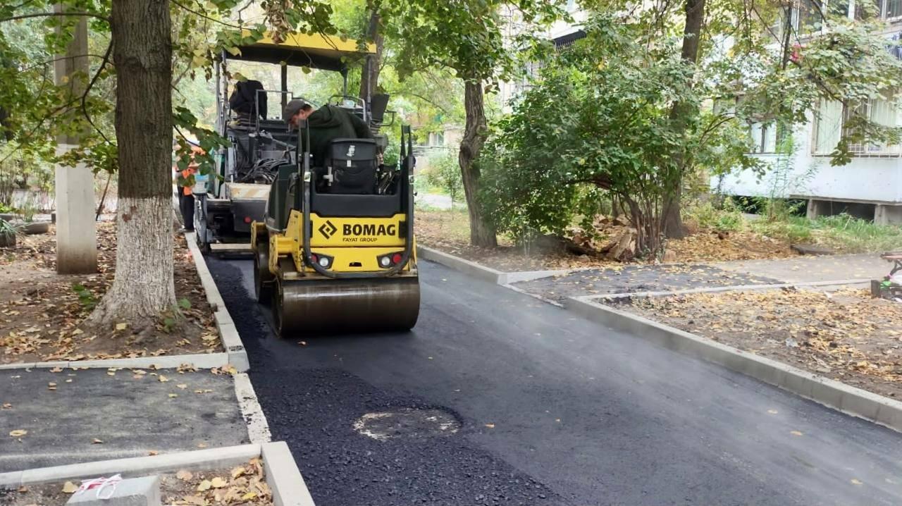 На Комітетській в Одесі відновлюють дорожнє покриття поруч із житловими будівлями