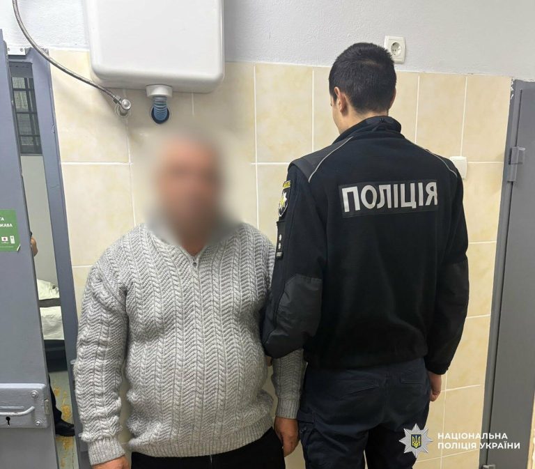 На Одещині підозрюють чоловіка у замаху на вбивство — неявка на роботу закінчилася ножовим пораненням у груди