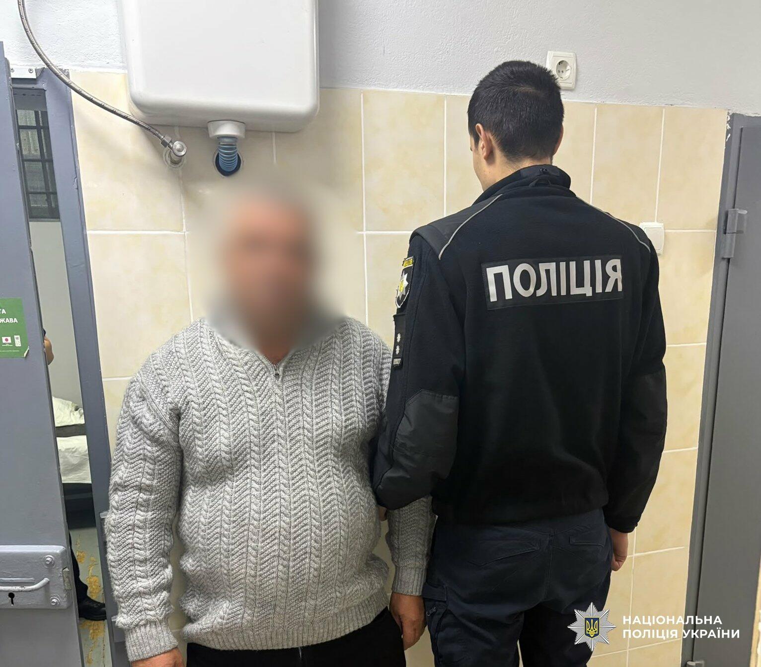 На Одещині підозрюють чоловіка у замаху на вбивство — неявка на роботу закінчилася ножовим пораненням у груди