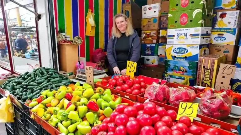 На Привозі в Одесі торгують із гумором — які сьогодні ціни на продукти