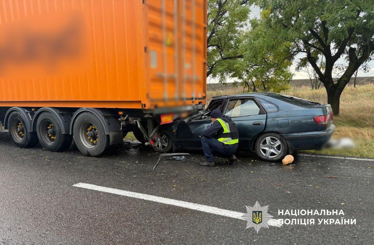На шосе Одеса—Рені чоловік протаранив фуру, його дружина загинула