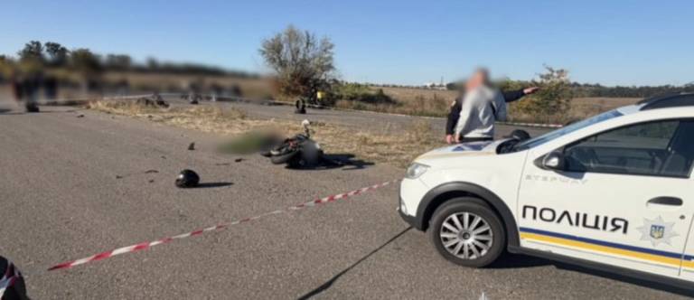 На трасі під Одесою зіткнулися два мотоцикли — загинула дівчина