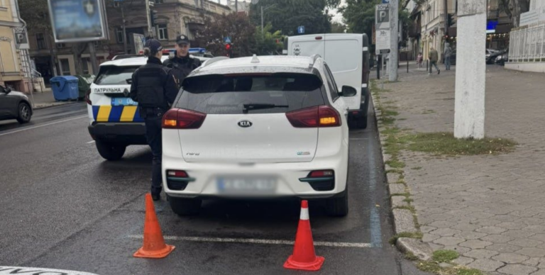 Одеські патрульні впіймали водія, що їхав тротуаром і перевозив людей без ліцензії