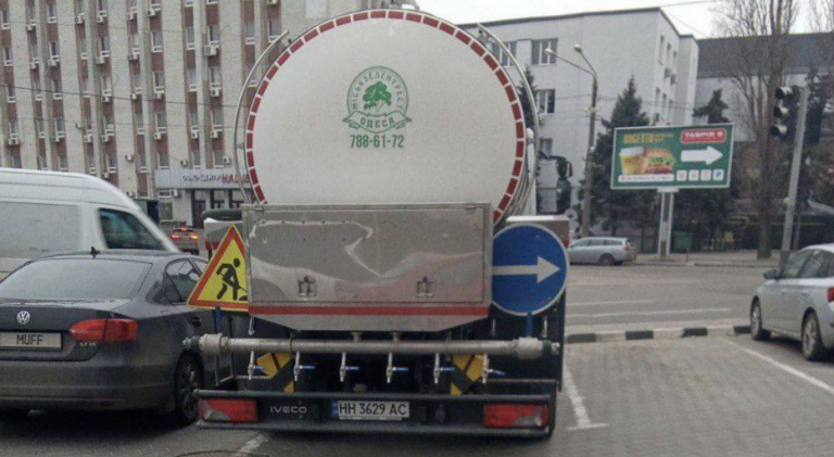 Певна територія Пересипа в Одесі лишилася без водопостачання: розташування автоцистерн з технічною рідиною