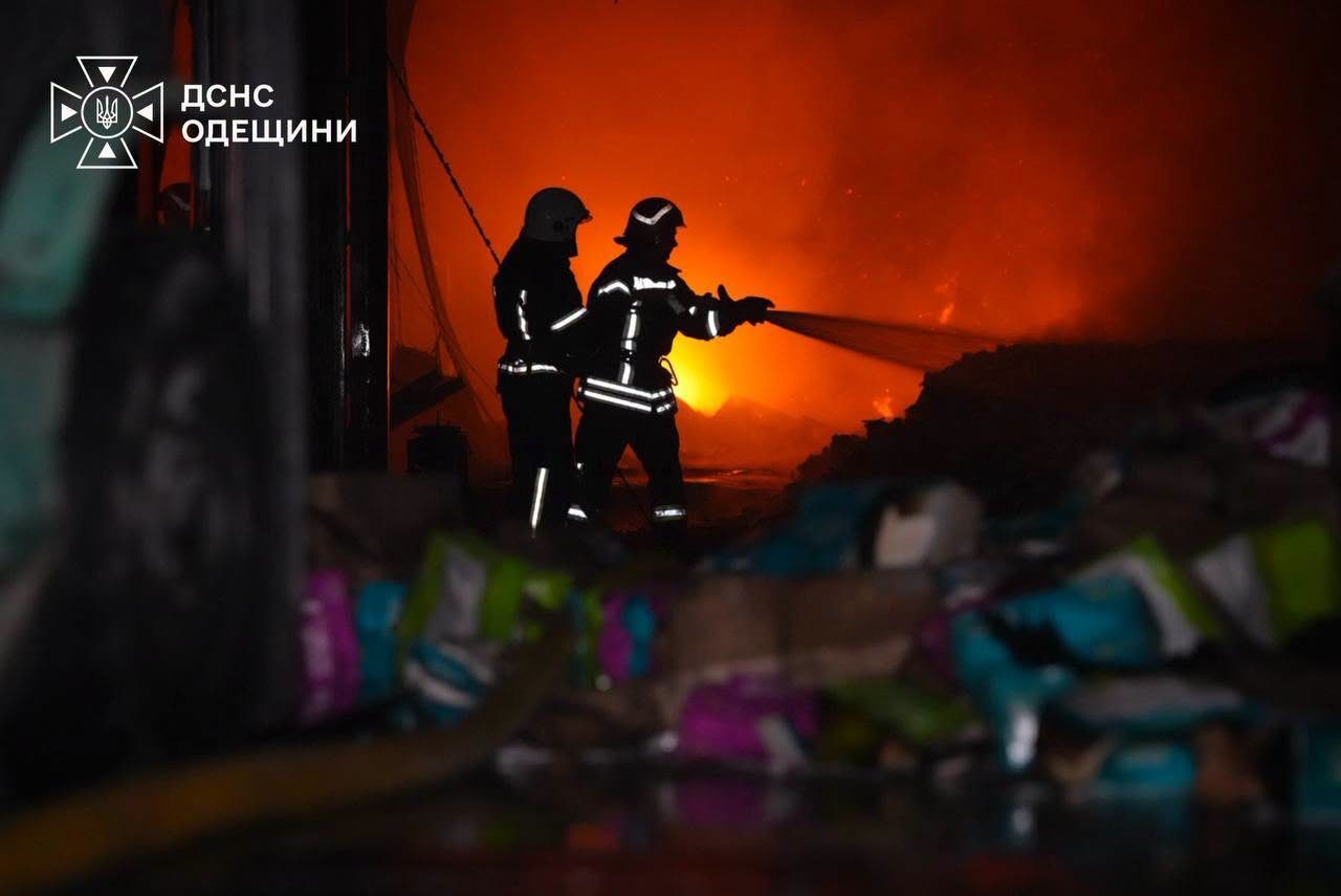 Після атак на Одещині пожежники загасили полум'я в ушкоджених спорудах