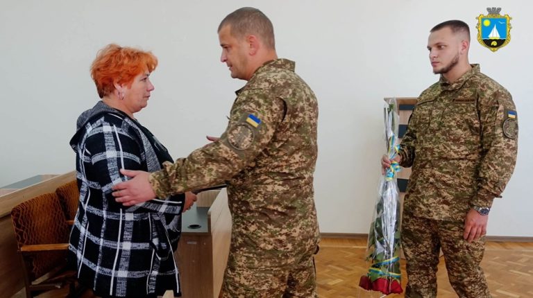 Посмертну нагороду загиблого 25-річного нацгвардійця з Сергіївської громади вручили його матері