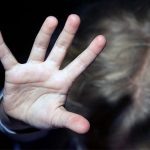 Прийомна мати на Одещині жорстоко знущалася з 7-річного сина, била й змушувала стояти на гречці