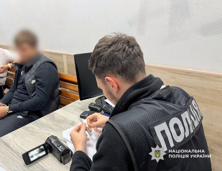 Розбій у центрі Одеси: чоловік відібрав картридж і поранив адміністраторку ножем — що відомо