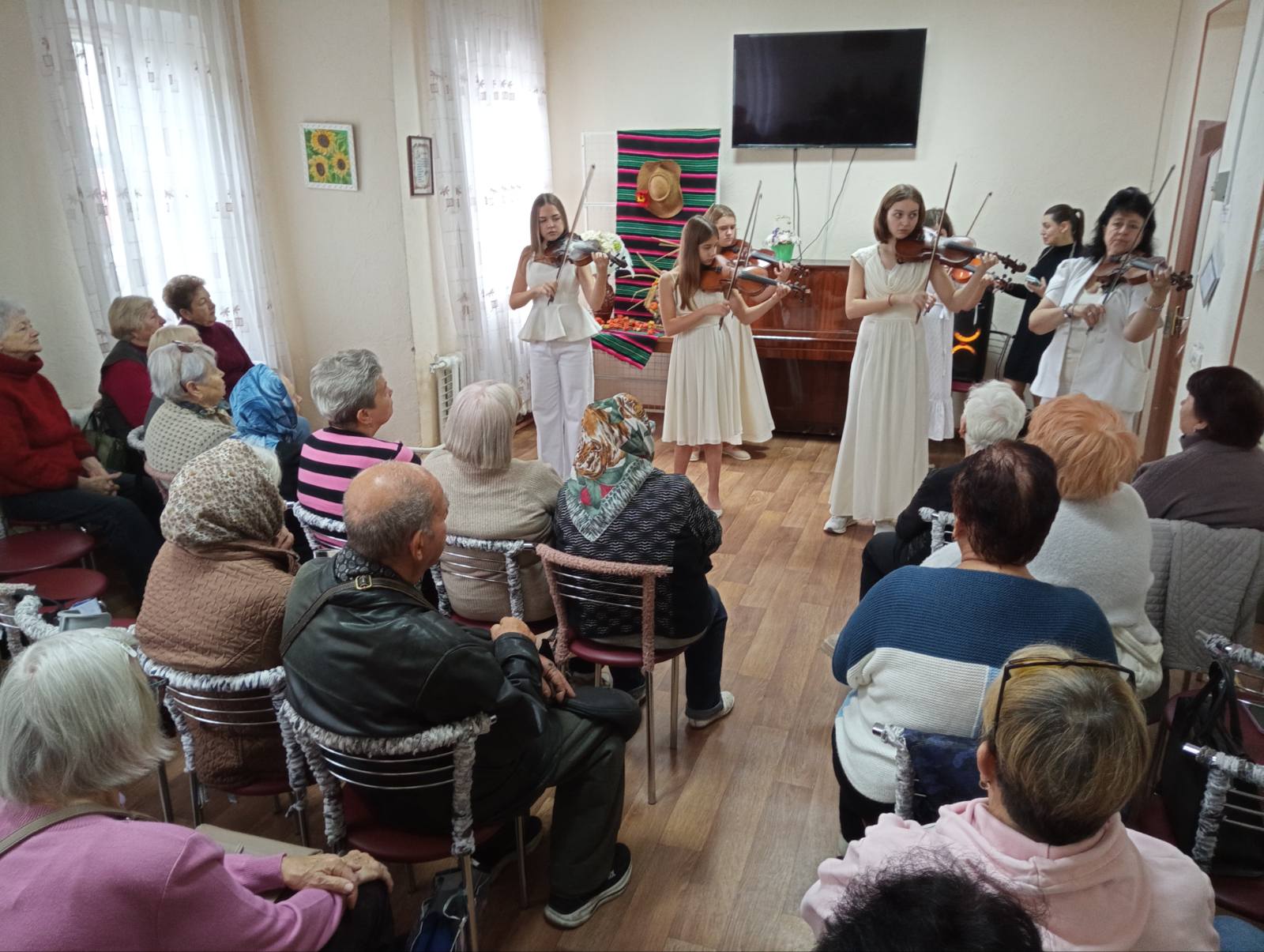 Святкове поєднання мелодій і ніжності сердець у районному клубі восени