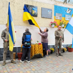 У Чорноморську встановили меморіальну дошку на честь загиблого героя України Олександра Харченка