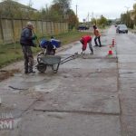 У Кілії дорожники самостійно виконують усунення вибоїн на шляхах із плитних матеріалів