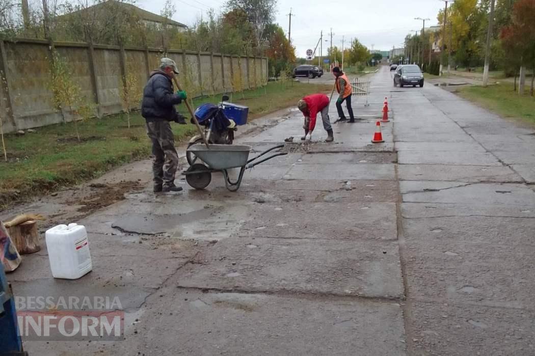 У Кілії дорожники самостійно виконують усунення вибоїн на шляхах із плитних матеріалів