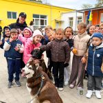 У Одесі школярам показали службових собак, які допомагають після атак та підтримують поранених