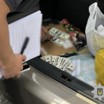У Одеській області лікарю оголосили підозру через притворне направлення пацієнтів до стаціонару, підтасовані лабораторні тести та суму 8 тисяч доларів