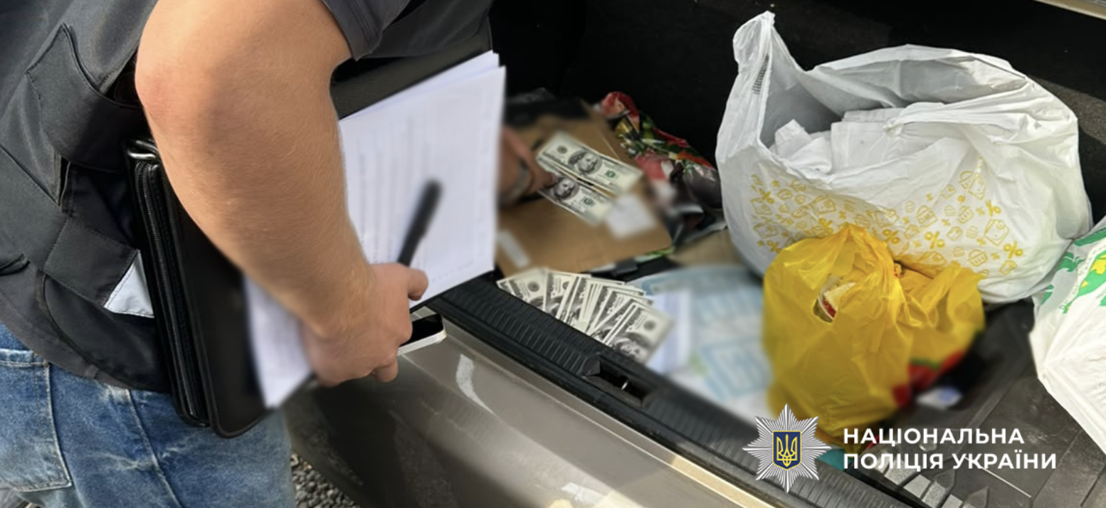 У Одеській області лікарю оголосили підозру через притворне направлення пацієнтів до стаціонару, підтасовані лабораторні тести та суму 8 тисяч доларів