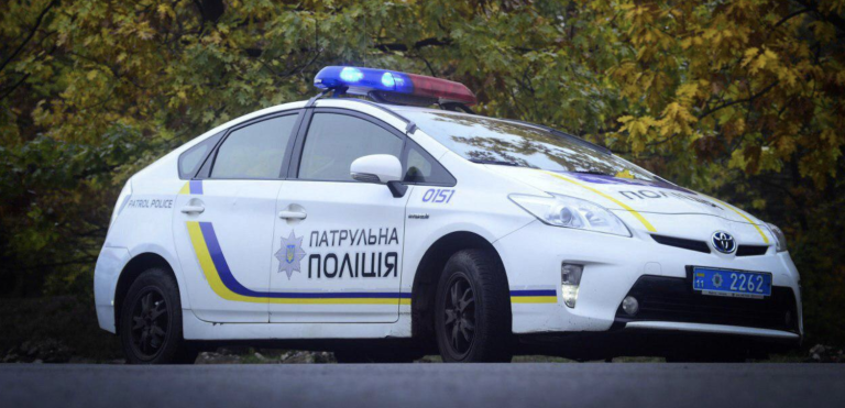 У серці Одеси людина проігнорувала вказівки правоохоронців і потяглася до поясного чохла інспектора