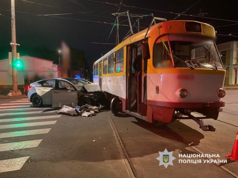 У зіткненні з трамваєм в Одесі загинув 30-річний водій Tesla