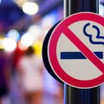 Українцям повідомили про штрафи за вживання тютюну на зупинках і в під’їздах – основні деталі