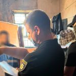 Ув’язнений одеського слідчого ізолятора реалізовував вибухові пристрої, штурмову гвинтівку та короткоствольну зброю