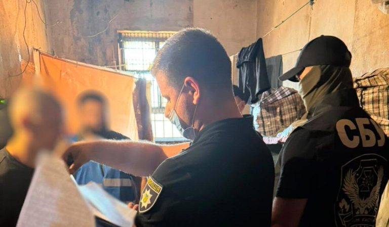 Ув’язнений одеського слідчого ізолятора реалізовував вибухові пристрої, штурмову гвинтівку та короткоствольну зброю